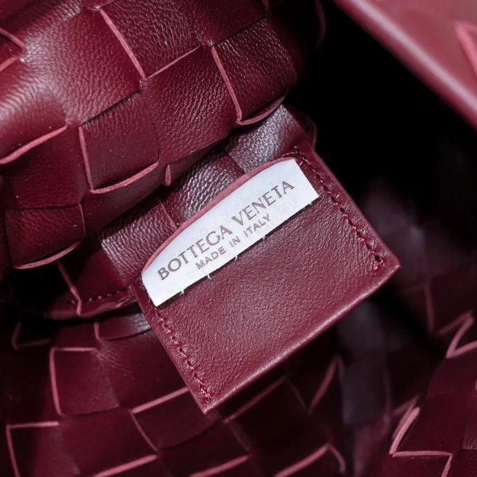 Original leather, batch 2060, the old-money style BV Sardine large size has been shipped🔥 Nowadays, many fashionable, rich and tasteful Jimei people are carrying the same bag invariably. It’s Bottega Veneta Sardine! Because this BV Sardine bag is so beautiful and high-end! The arc-shaped intrecciato woven bag body, paired with metal sardine handles, looks like a work of art, allowing people to ponder and appreciate it. Currently Sardine has launched three sizes for everyone to choose from. This is the largest size🉑️hand-held🉑️armpit🉑️single shoulder🉑️crossbody. It is a very high-quality and relatively niche treasure model. It will be very special when you carry it when you go out. It allows you to have the freedom of carrying a bag. Sisters go crazy. Style number: 7468-1# Size: 39*31*12cm